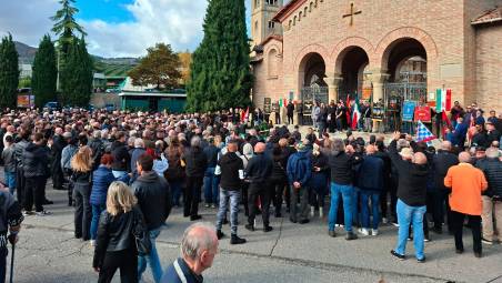 I manifestanti in arrivo davanti al cimitero (foto Fabio Blaco)