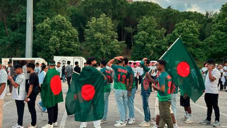Calcio, l’amichevole tra le nazionali. Sugli spalti la festa del Bangladesh e la protesta di San Marino VIDEO