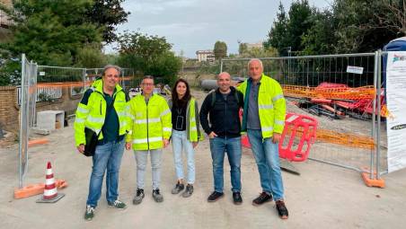 L’assessore Alessandro Uguccioni insieme con i tecnici Hera e ditta esecutrice lavori