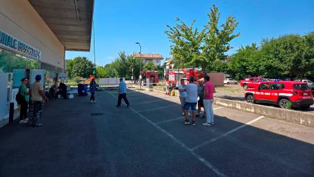 Forlì, incendio a Bussecchio: evacuate farmacia e supermercato
