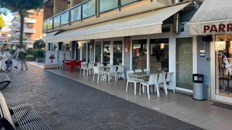 Cesenatico, furto notturno in una manciata di secondi al ristorante di viale Carducci VIDEO