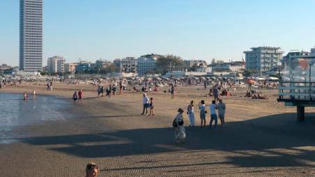 Forlì, al mare mentre doveva assistere la mamma malata: licenziata ma il giudice la reintegra