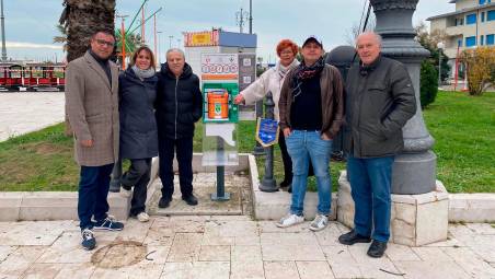 Cesenatico, defibrillatore danneggiato: il gestore della ruota e il Rotary ne donano uno nuovo alla città