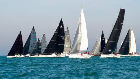 Marina di Ravenna, Campionato d’Inverno, barche impegnate nelle fasi della partenza