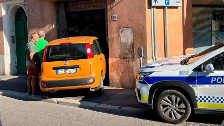La Panda finita dentro la tabaccheria (Foto MMPH)