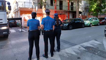 Rimini, reti elettrosaldate negli hotel dismessi per evitare ingressi indesiderati