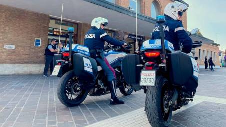 Ravenna, sorpreso a spacciare, prende a pugni e schiaffi gli agenti: 23enne arrestato