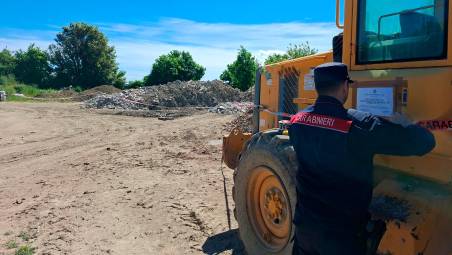 Ravenna, centinaia di metri cubi di rifiuti senza autorizzazione: area sequestrata a San Zaccaria