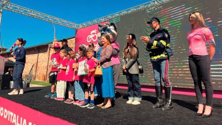 Cervia. Gli alunni della “Andrea Canevaro” premiati sul palco del Giro d’Italia
