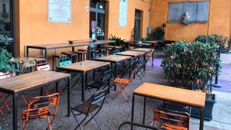 I tavoli della “Vineria del popolo” sotto il loggiato del palazzo comunale