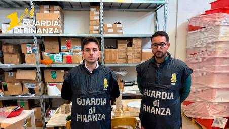 Forlì, blitz della Finanza al “Cannabis shop”: sequestrati oltre 250 chili di infiorescenze, i titolari rischiano da 6 a 20 anni di carcere