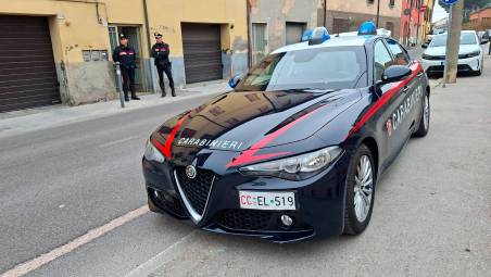 I Carabinieri davanti alla abitazione di Meldola di Luca Spada (foto e video Blaco)