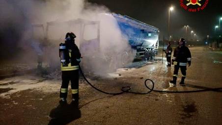 Cesena, il camion carico di farina va a fuoco: lievi intossicazioni per il conducente, i Vigili del Fuoco salvano il carico