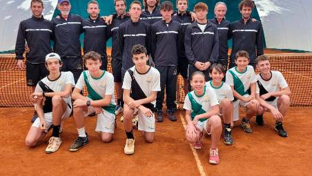 Le squadre agonistiche del Tc Viserba con i tecnici del circolo riminese