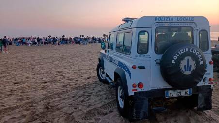 Riccione, 1.100 fuochi d’artificio sparati in spiaggia dopo le 2 di notte: interviene la Polizia