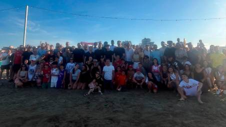 I tifosi e la squadra in riva al mare
