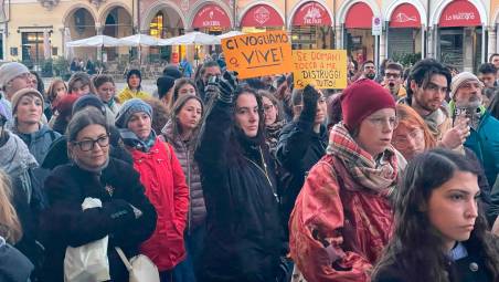 Una manifestazione anti violenza in piazza del Popolo