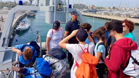 Rimini, cade in acqua nel porto canale nei pressi dello stand dei sommozzatori della Finanza che gli salvano la vita