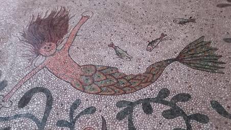 Un dettaglio de “Il pavimento”, mosaico di Nicola Montalbini