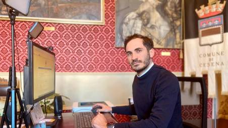 Il sindaco Enzo Lattuca al voto online