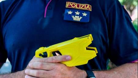 Picchia i poliziotti che gli notificano 6 giorni di domiciliari: condannato 38enne di Cesena