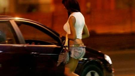 Rimini e le prostitute, multa di 56 euro ai clienti che intralciano il traffico: torna l’ordinanza del Comune