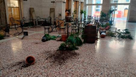 Gli atti vandalici in galleria