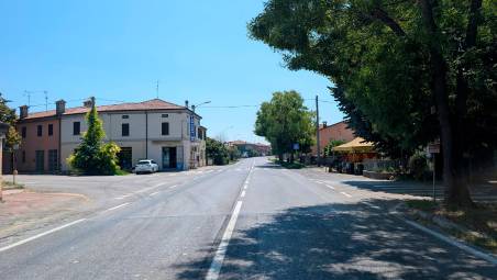 Via Bastia: sulla destra, il gazebo ortofrutticolo al centro dell’episodio dei giorni scorsi