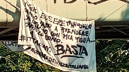 Rimini, spunta uno striscione anonimo in via Roma: «Italia agli italiani, voglio essere tranquillo»