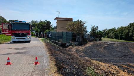 Maxi incendio tra Massa e Conselice brucia un campo e minaccia una casa, dramma sfiorato