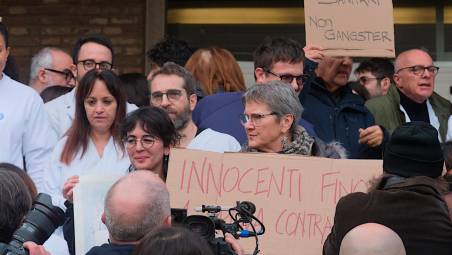 Un momento del flash mob davanti all’ospedale per sostenere i sanitari sotto inchiesta
