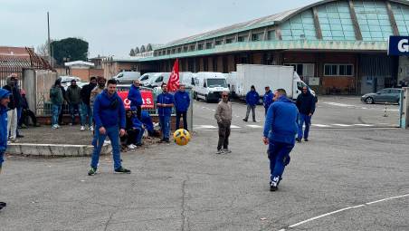 Relax calcistico durante la protesta sindacale ai magazzini in via Cavalcavia