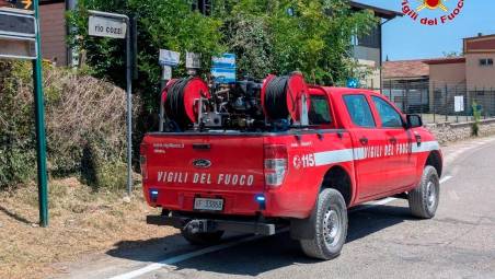 Castrocaro, vasto incendio nei campi, intervengono i Vigili del Fuoco