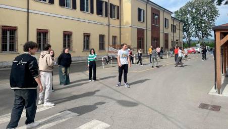 Studenti all’esterno dell’Istituto tecnico “Garibaldi”