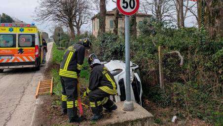 Forlimpopoli, incidente: finisce con l’auto nel fosso e si ribalta, una donna all’ospedale