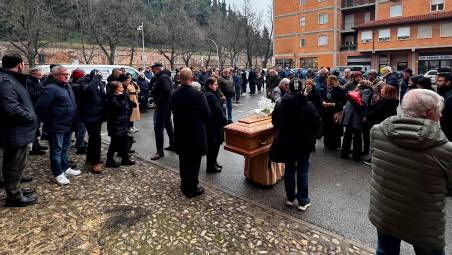 Il feretro all’esterno della chiesa