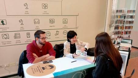 Il punto informativo allestito ieri in biblioteca