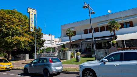 La storica insegna del cinema Giardino in viale degli Orsini