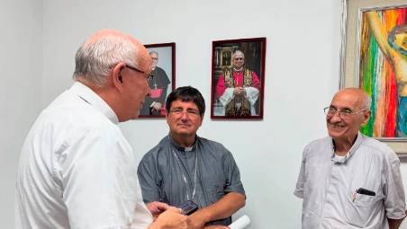 Sopra, al centro, il vescovo di Rimini, Nicolò Anselmi e a destra don Aldo Fonti