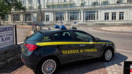 I finanzieri davanti al Grand Hotel di Riccione questa mattina (foto e video Migliorini)