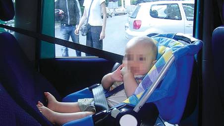 Un bambino sul seggiolino in auto
