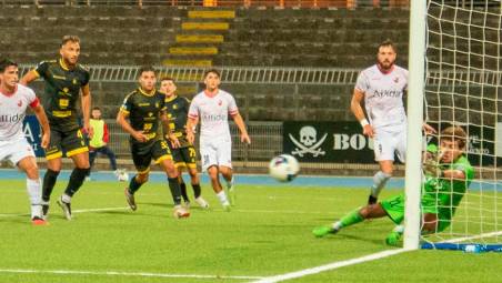 Il difensore Nicola Pietrangeli nel cuore dell’area della Lucchese nel match vinto al Romeo Neri