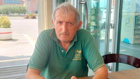 Tonino Raggini durante l’intervista per celebrare i 90 anni della Sammaurese: lo storico presidente ha passato gran parte della sua vita alla guida del club