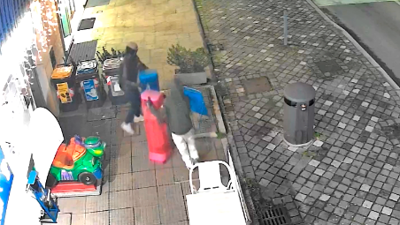 Santarcangelo. Vandali ancora in azione alla tabaccheria di via Braschi: portati via due distributori di palline