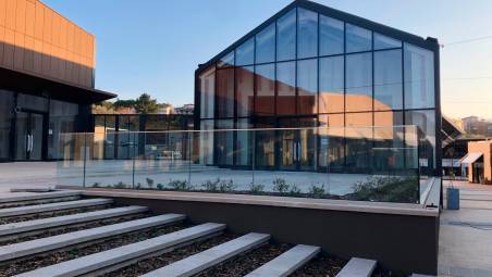 Rubano abiti al San Marino outlet e li nascondono sotto un’auto parcheggiata: tre ladri arrestati in flgranza