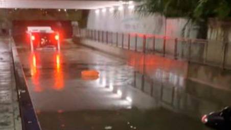 Alba burrascosa in Romagna, venti impetuosi a 122 km/h, grandine e strade come fiumi nel Riminese. Auto e bus bloccati in un sottopasso