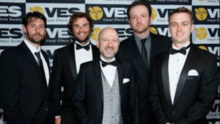 Alessandro Saponi, secondo da destra, alla premiazione dei Visual effect society awards a Los Angeles