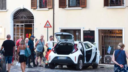 L’auto dopo che ha fermato la sua corsa (Fotoservizio Manuel Migliorini)