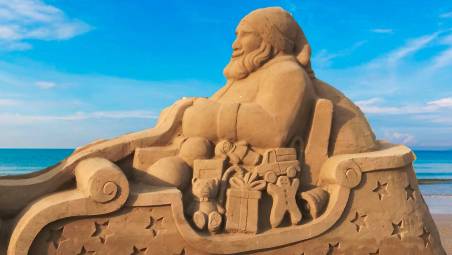 Una scultura di sabbia dello scorso Natale a Torre Pedrera