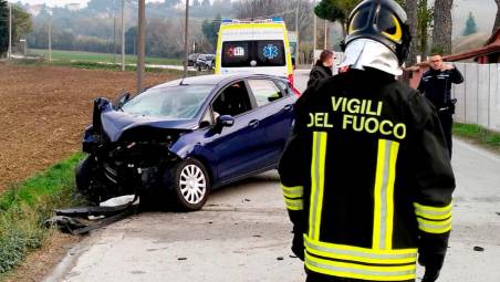 Misano. Donna si schianta con l’auto contro un muro, portata in elisoccorso al Bufalini